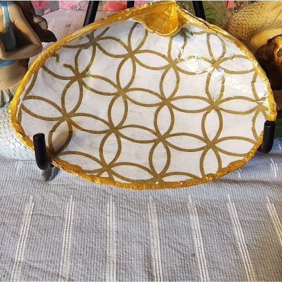 DECOUPAGE  ARE THE THEY? CIRCLES? 4 LEAF CLOVER, WEDDING RING ON A CLAM SHELL - Picture 1 of 7